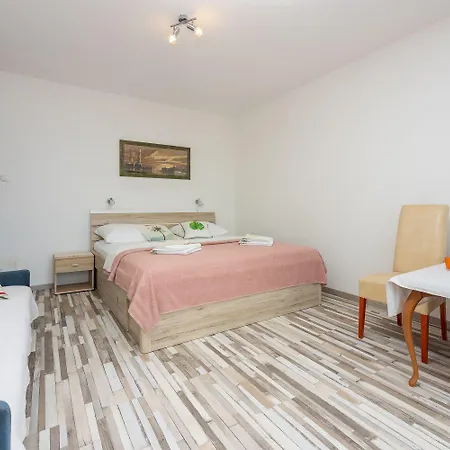 Helles Mit Traumhaften Meerblick Und Nur 300 Meter Zum - Vierbeiner Willkommen * Dramalj